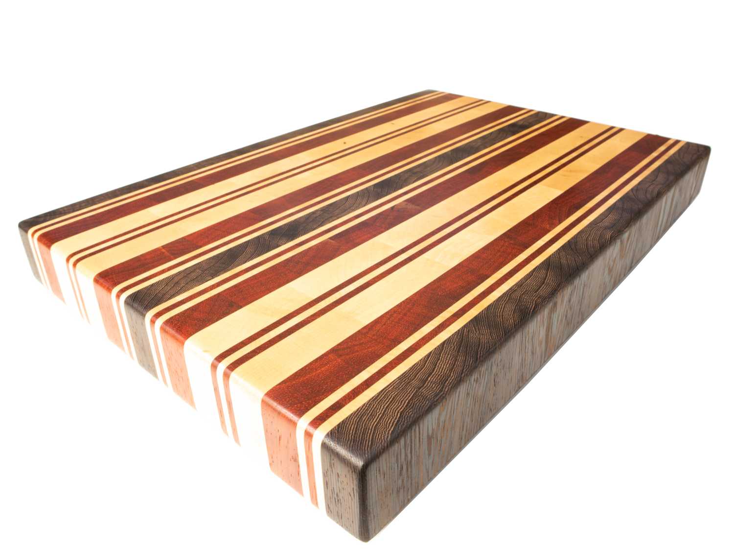 Tabla_de_cocina_colorada_1
Tabla de cocina de arce, padauk y wengué - Tabla de cocina en testas - Praestawood