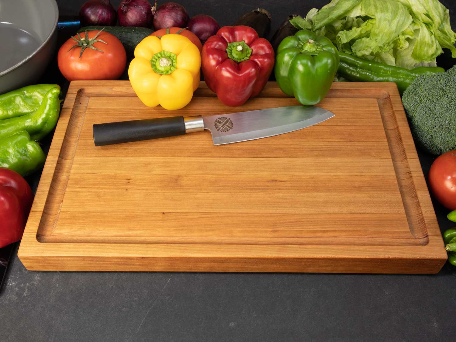 Tabla de cocina de cerezo - Tabla de cocina de cerezo en veta en uso en la cocina - Praestawood