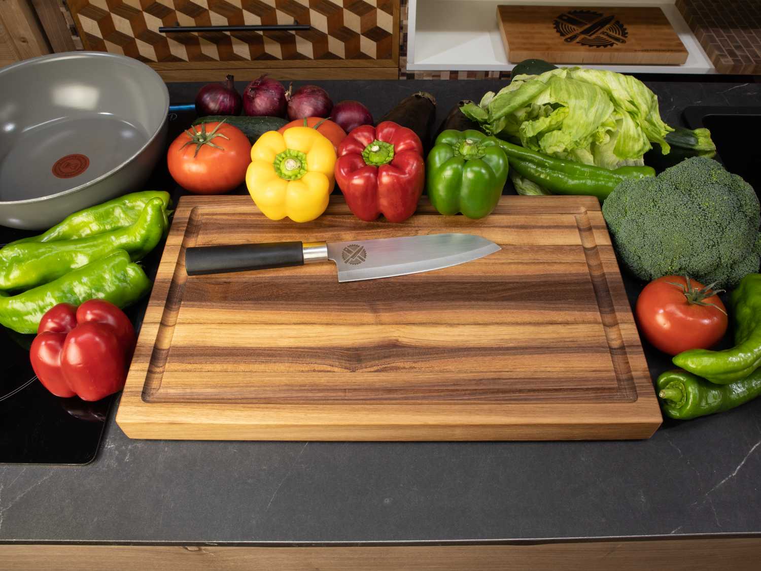 Tabla de cocina de nogal - Tabla de cocina de nogal en veta en uso en la cocina- Praestawood