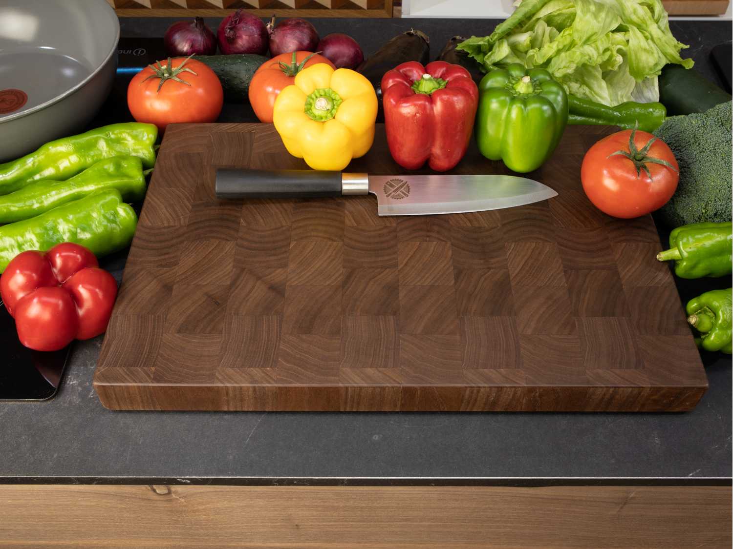 Tabla de cocina de nogal - Tabla de cocina de nogal en testas - Tabla de nogal en uso en la cocina - Praestawood