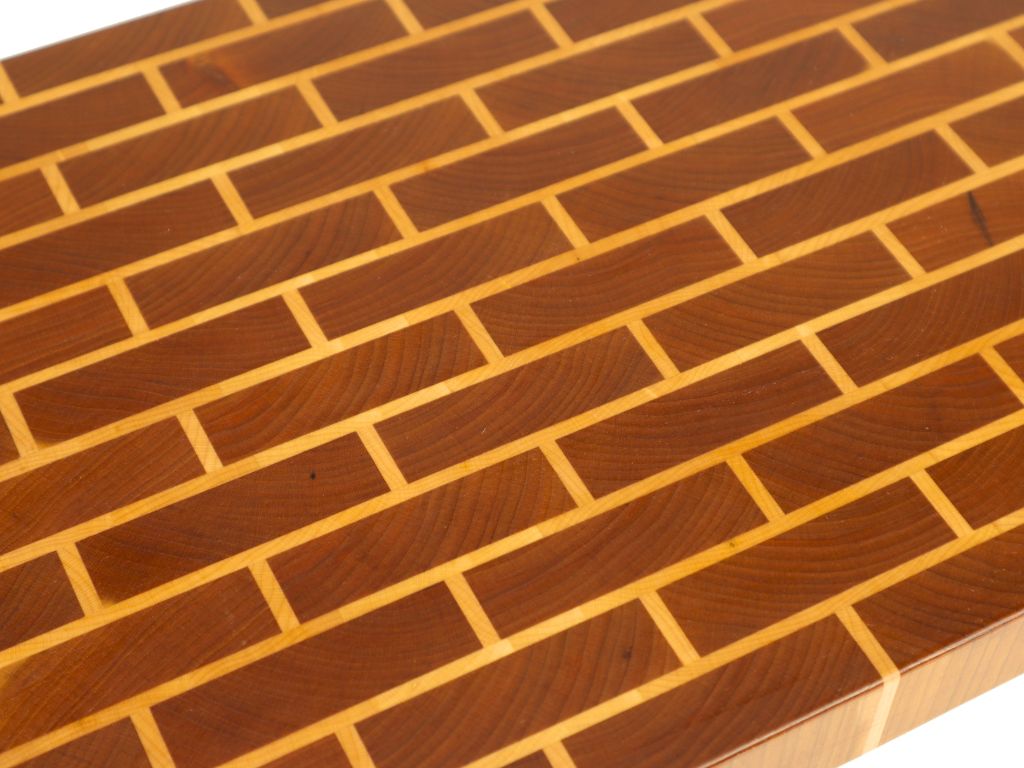 tabla de cocina hecha con cerezo y arce con la apariencia de un muro de ladrillos- Praestawood