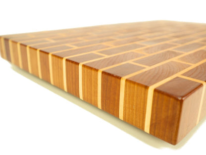 tabla de cocina hecha con cerezo y arce con la apariencia de un muro de ladrillos- Praestawood